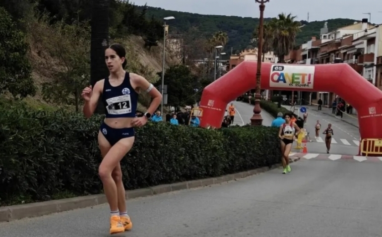 La atleta barbastrense Clara Lacoma bate el récord de Aragón sub 18 de 10 km marcha en ruta