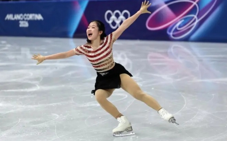 Ami Nakai lidera una ajustada competición femenina de patinaje artístico