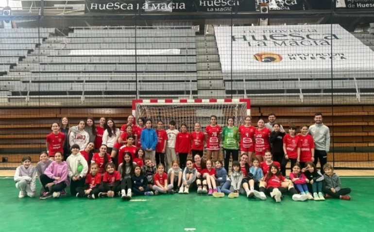 Más de 50 niñas participan en la jornada de balonmano femenino de Huesca