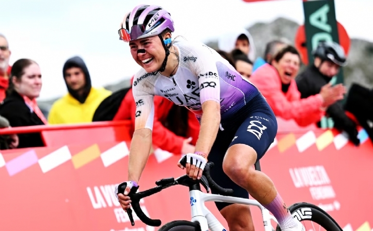Paula Blasi hace historia y gana la Vuelta a España femenina en el Angliru