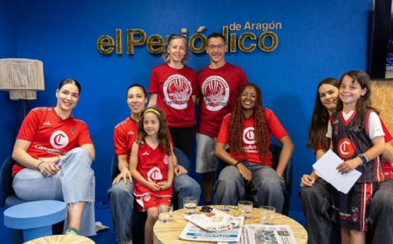 El Casademont Zaragoza femenino emociona a sus aficionados en la redacción de EL PERIÓDICO: 