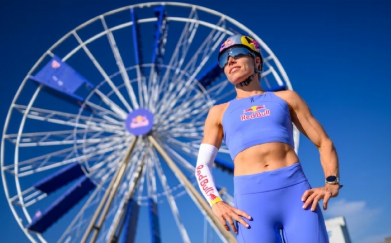 Ida Mathilde Steensgaard completa un circuito de obstáculos en una noria en movimiento