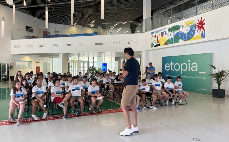 Ángel Lafita inspira a casi un centenar de participantes de Etopia Kids con una charla sobre esfuerzo, deporte, tecnología y superación Ángel Lafita inspira a casi un centenar de participantes de Etopia Kids con una charla sobre esfuerzo, deporte, tecnología y superación