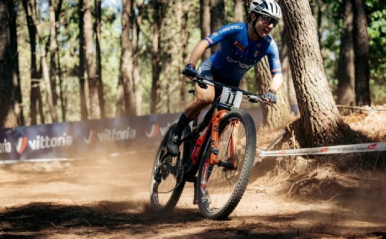 La ciclista italiana Chiara Teocchi, del BH Coloma, en silla de ruedas tras una caída: 