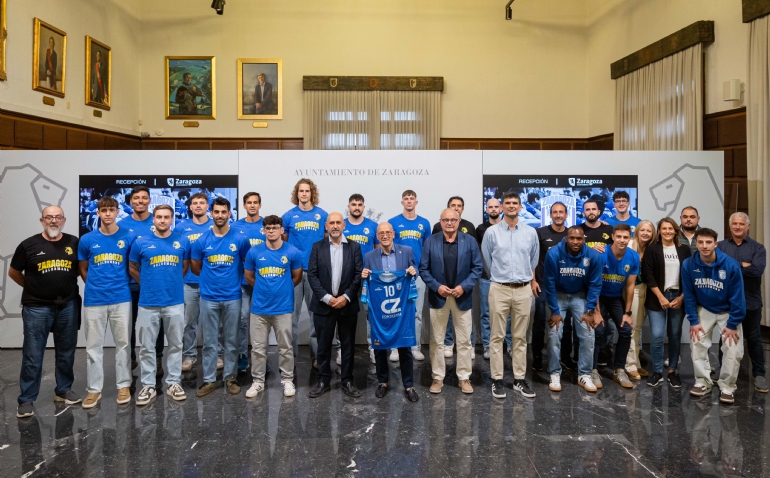 El Ayuntamiento recibe al BM Contazara Zaragoza