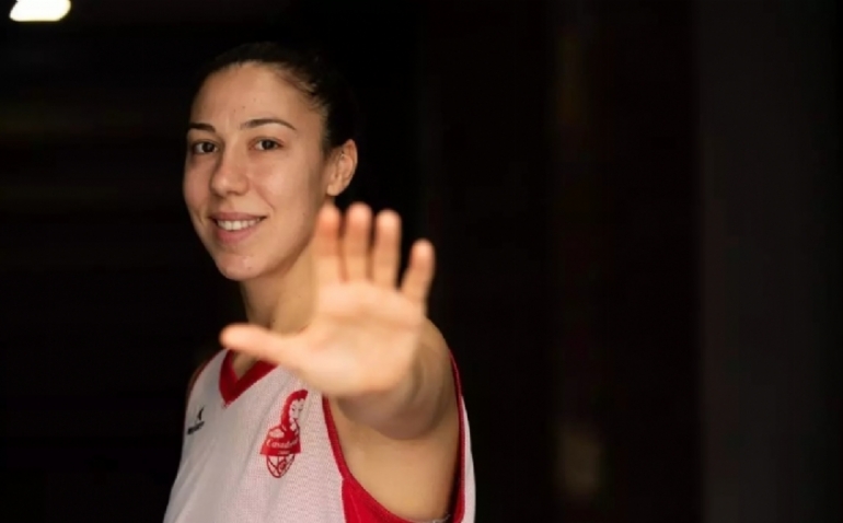 Laia Flores, jugadora del Casademont Zaragoza: 
