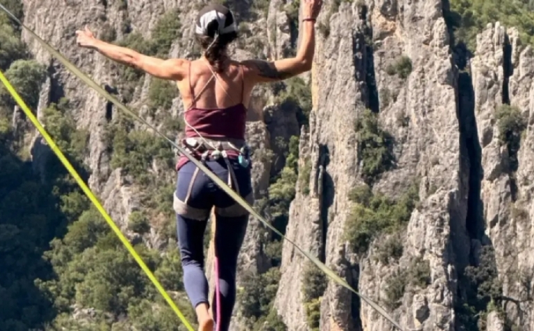Camina sobre Mont-Rebei a 180 metros de altura y bate el récord femenino de highline