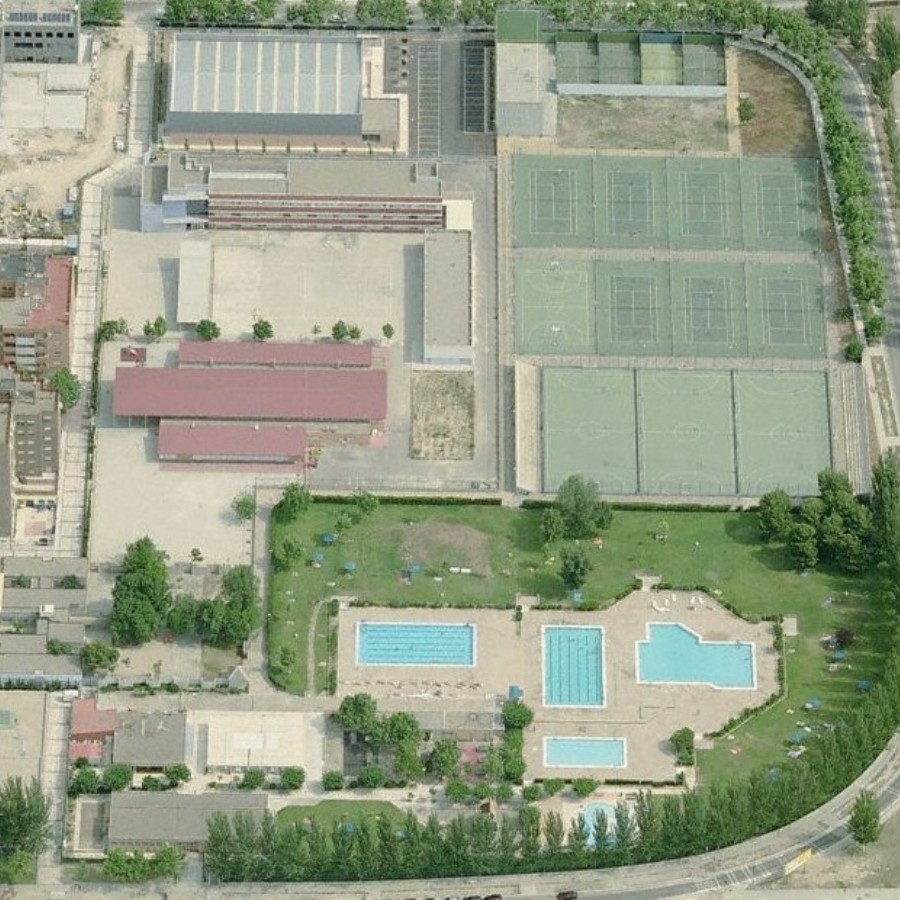 Las piscinas municipales cierran las pistas polideportivas y aplican la obligatoriedad de usar mascarilla también en el césped