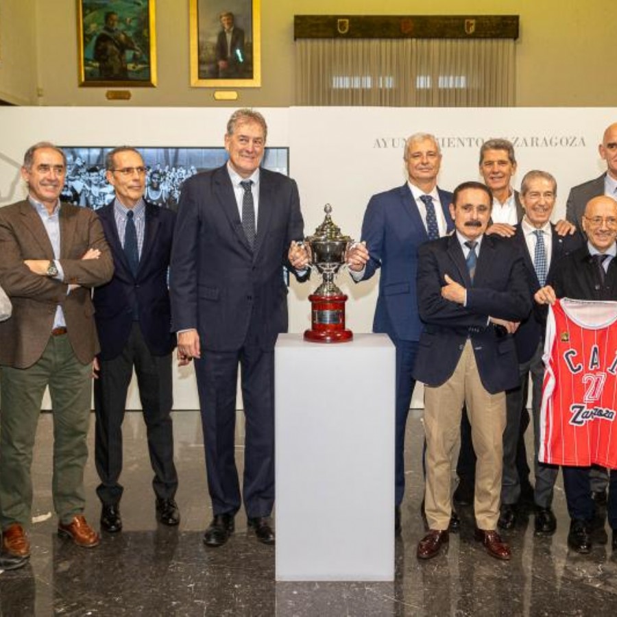 El Ayuntamiento recibe al equipo del CAI Zaragoza que hace 40 años se proclamó campeón de la Copa del Rey