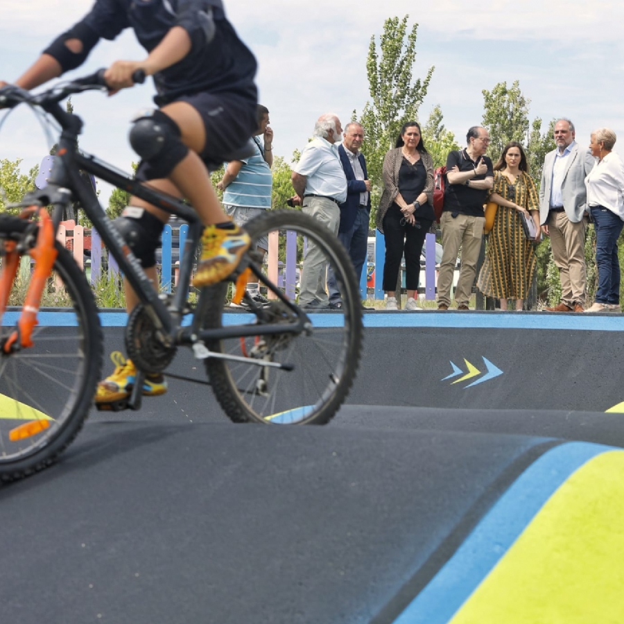 Garrapinillos estrena un Pump Track para bicicletas y patinetes en el Parque de La Linde