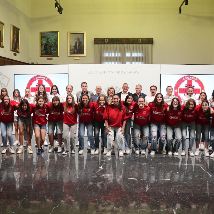 El Ayuntamiento recibe al Cosmos Aragón de fútbol femenino