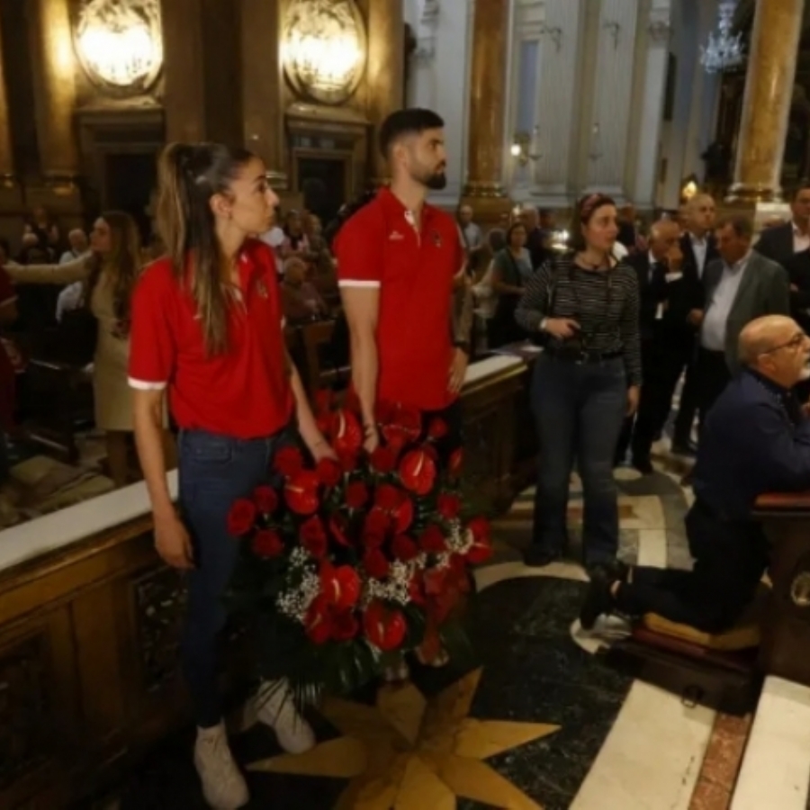 casademont zaragoza. El zaragocismo se suma a la ofrenda del Casademont Zaragoza a la Virgen del Pilar