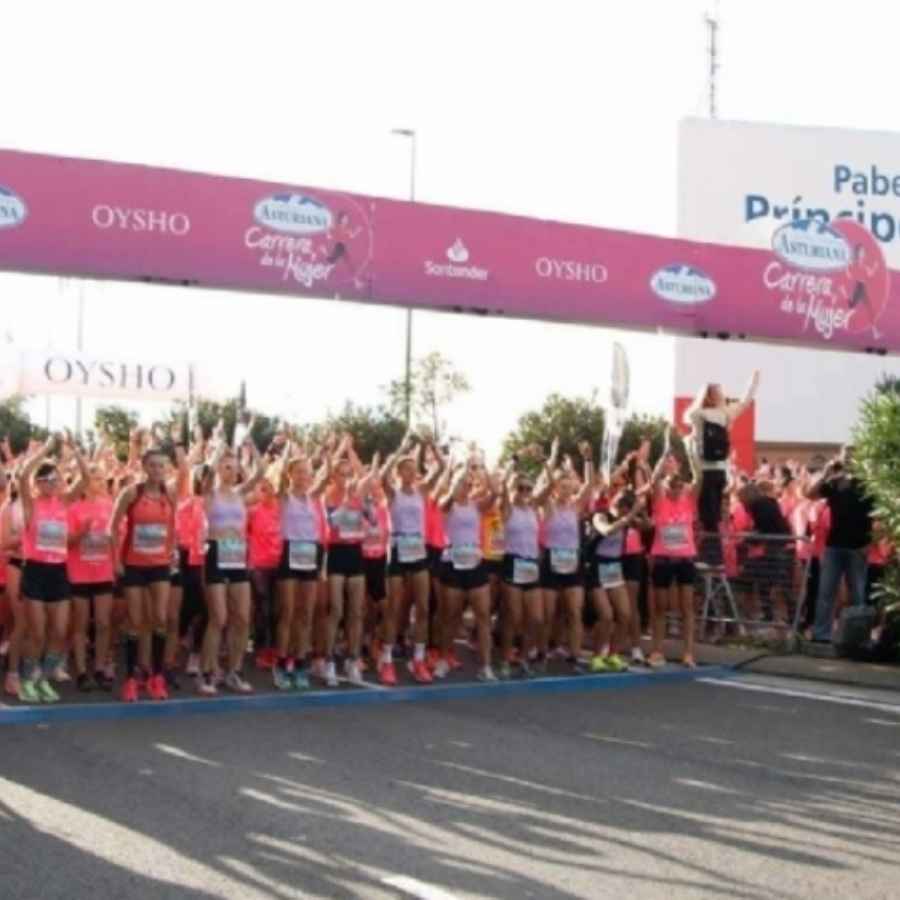 Hasta 14.000 mujeres tiñen de rosa las calles de Zaragoza en la Carrera de la Mujer 2024