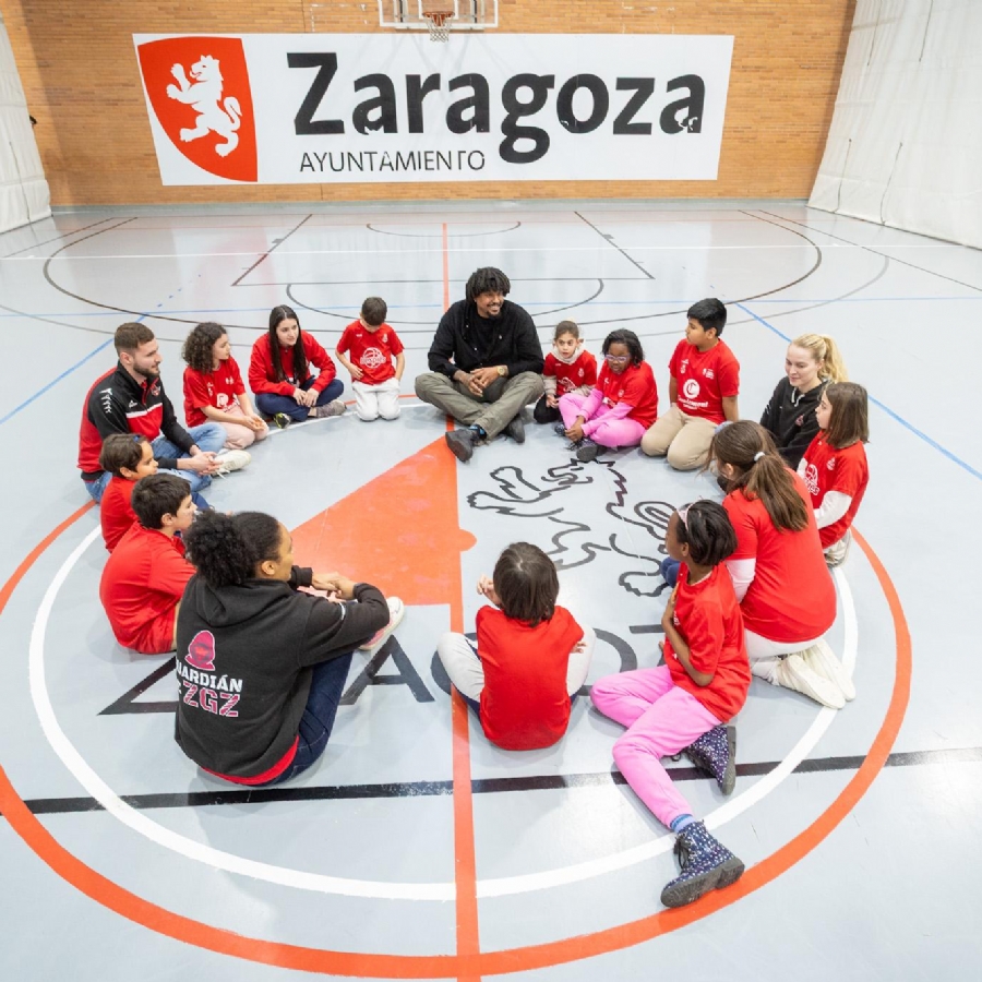 250 escolares en riesgo de exclusión practican deporte con el proyecto 3Pies, impulsado por la Fundación Basket Zaragoza con el apoyo del Ayuntamiento