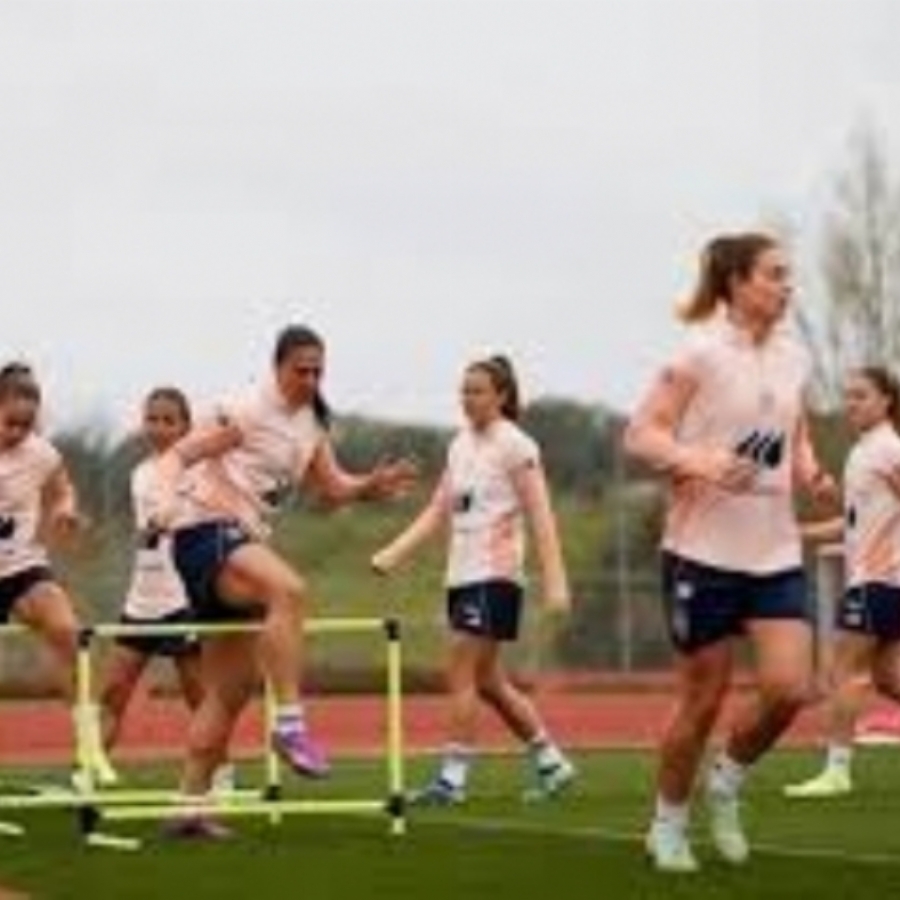 Irene Paredes se incorpora al grupo en la segunda sesión en Las Rozas de la selección