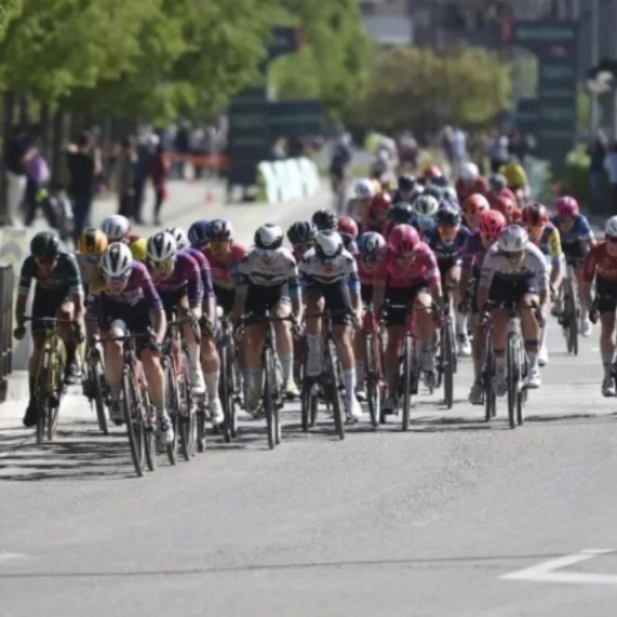 Vibrante etapa de la Vuelta femenina entre Barbastro y Huesca: cuatro caídas y un sorprendente sprint