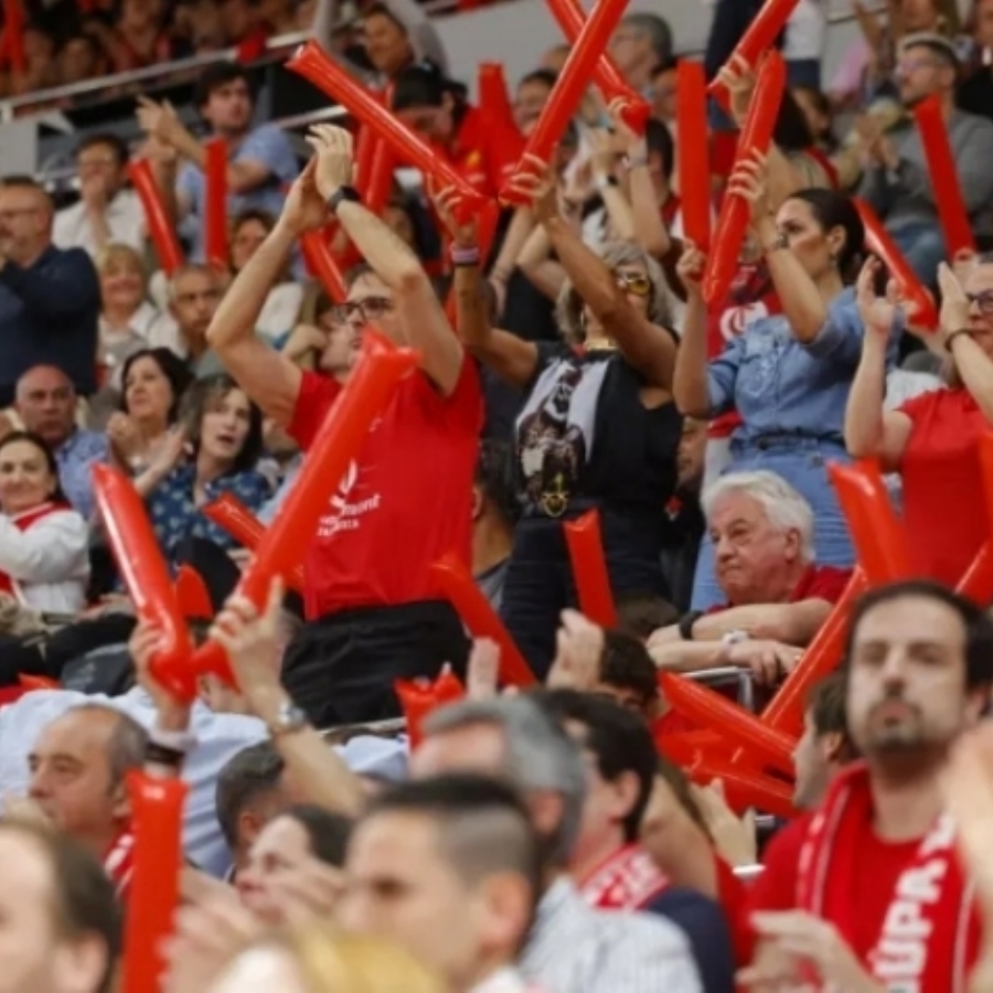 Juan Roig, sorprendido con la afición del Casademont Zaragoza: “Esto es más importante que los títulos”