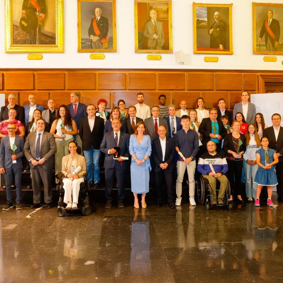 La alcaldesa Natalia Chueca entrega al CN Helios la Medalla al Mérito Deportivo Ciudad de Zaragoza