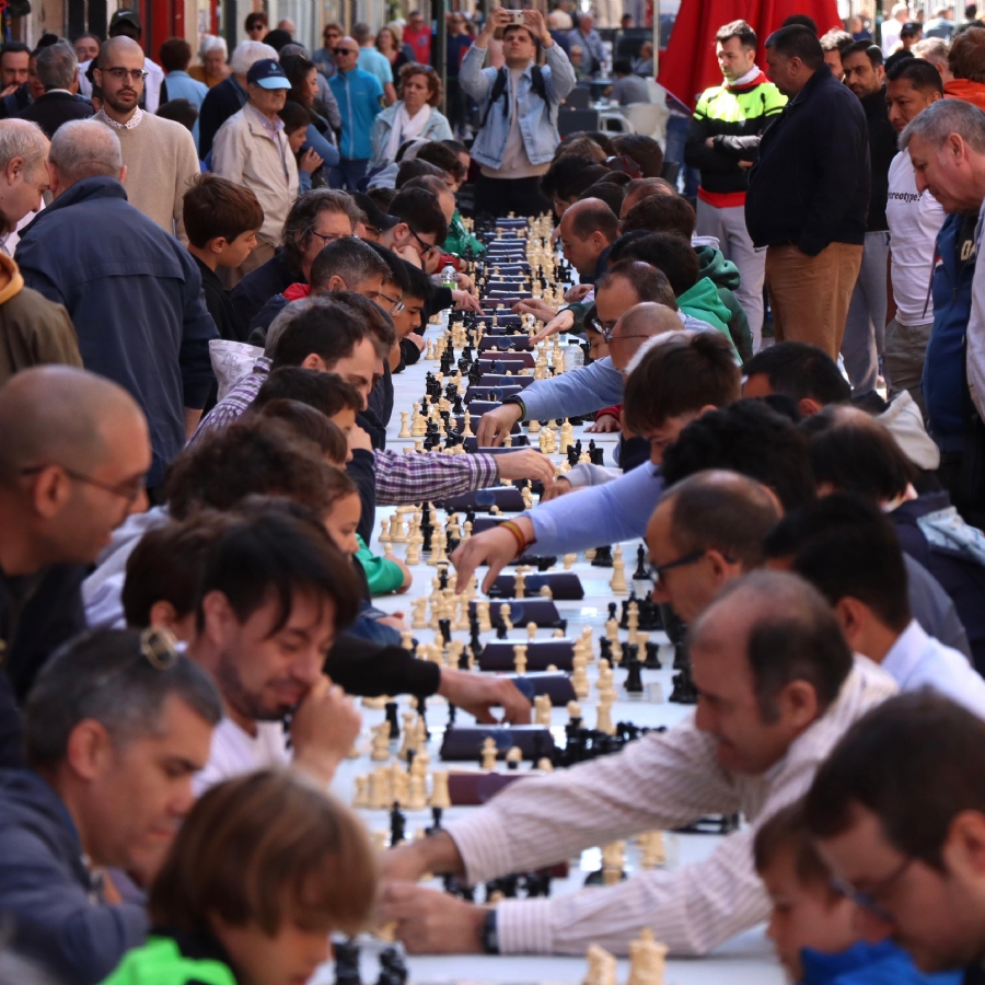 La calle Delicias celebra su primer torneo de ajedrez al aire libre con un centenar de participantes