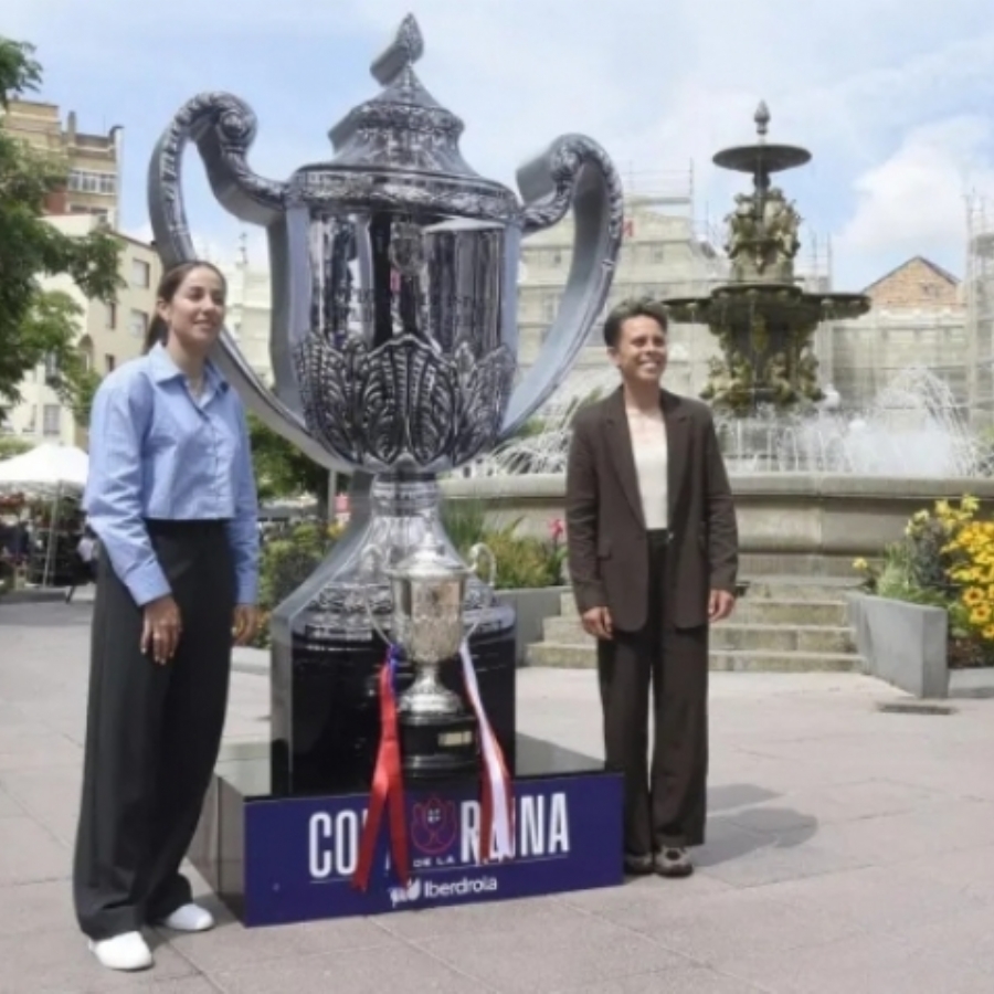 La Copa de la Reina ya brilla en el centro de Huesca