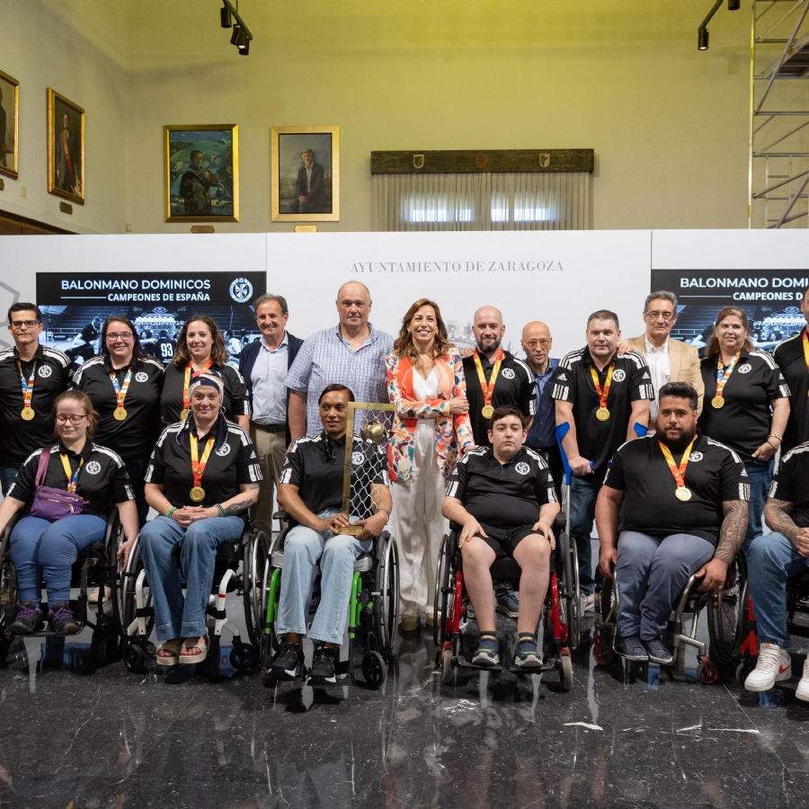 La alcaldesa Natalia Chueca recibe el BM Dominicos, campeón de España de balonmano en silla de ruedas