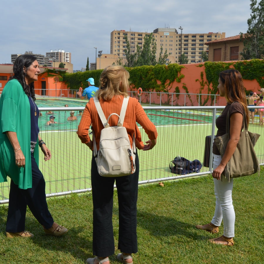 Los mayores de Zaragoza no paran en verano con clases de gimnasia acuática, ajedrez y paseos