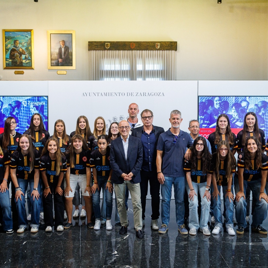 El Ayuntamiento de Zaragoza recibe al Cosmos Aragón de fútbol femenino