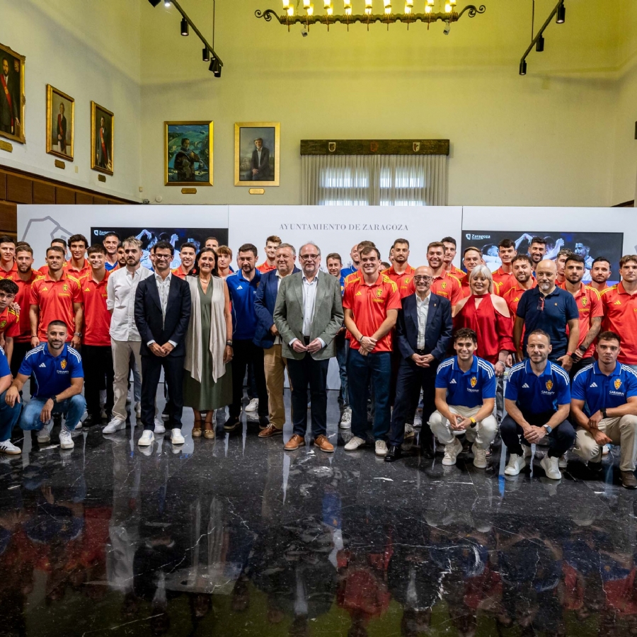 El Real Zaragoza recibe el «máximo apoyo» de la ciudad durante su recepción oficial en el Ayuntamiento de Zaragoza