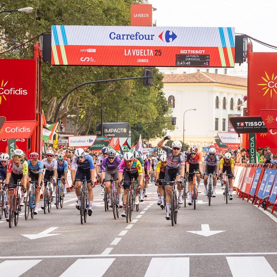 Zaragoza vive la gran fiesta del Ciclismo con La Vuelta, en un final de etapa espectacular