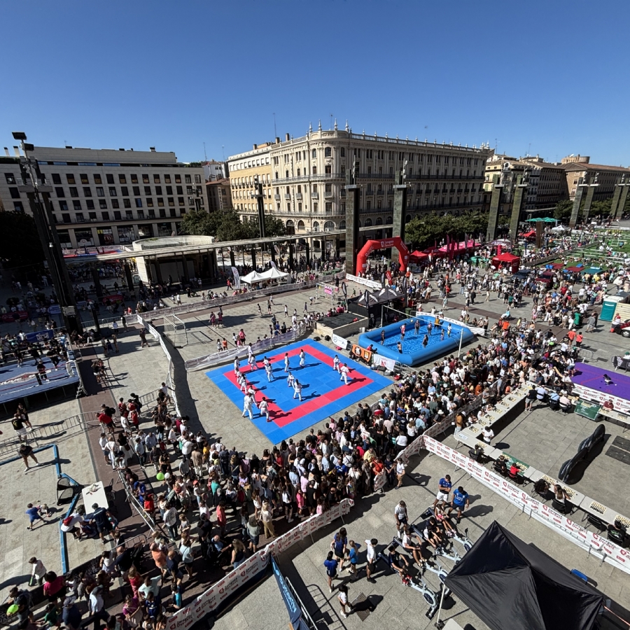 Miles de personas disfrutan de la doble jornada del Día del Deporte en la Calle en la Plaza del Pilar