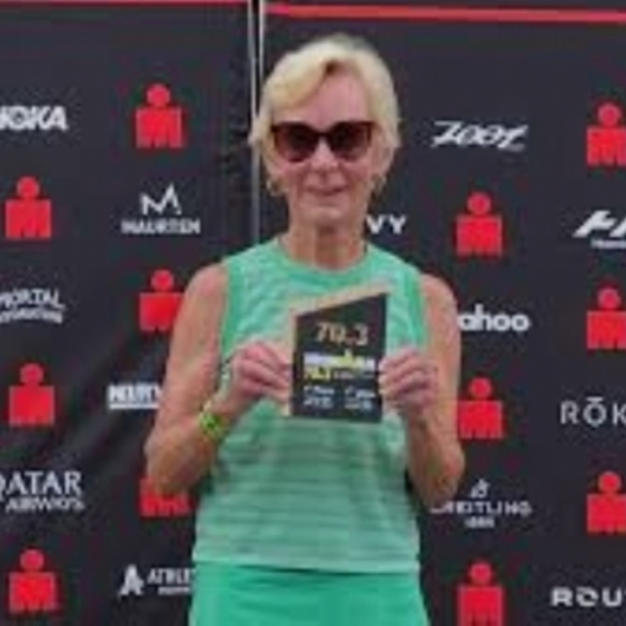 Natalie Grabow, de 80 años, hace historia como la mujer más mayor en terminar el Mundial Ironman en Kona