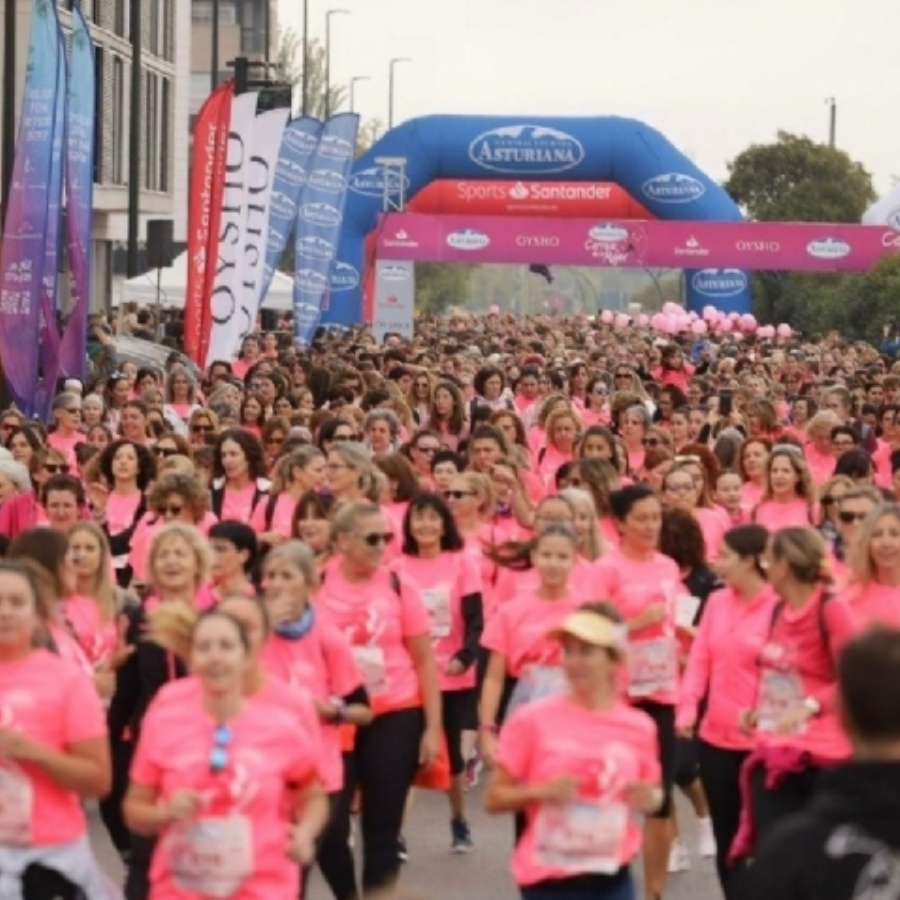 La 'Marea Rosa' da color a un día gris en Zaragoza