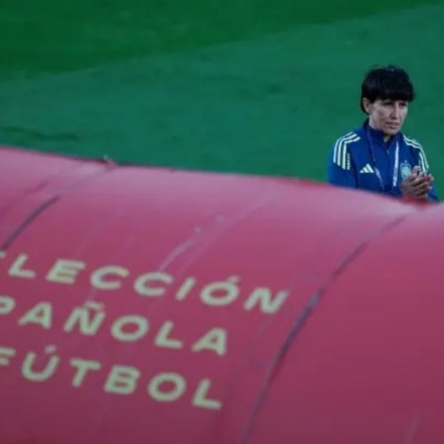 La selección de Sonia Bermúdez echa a andar con el calor del público