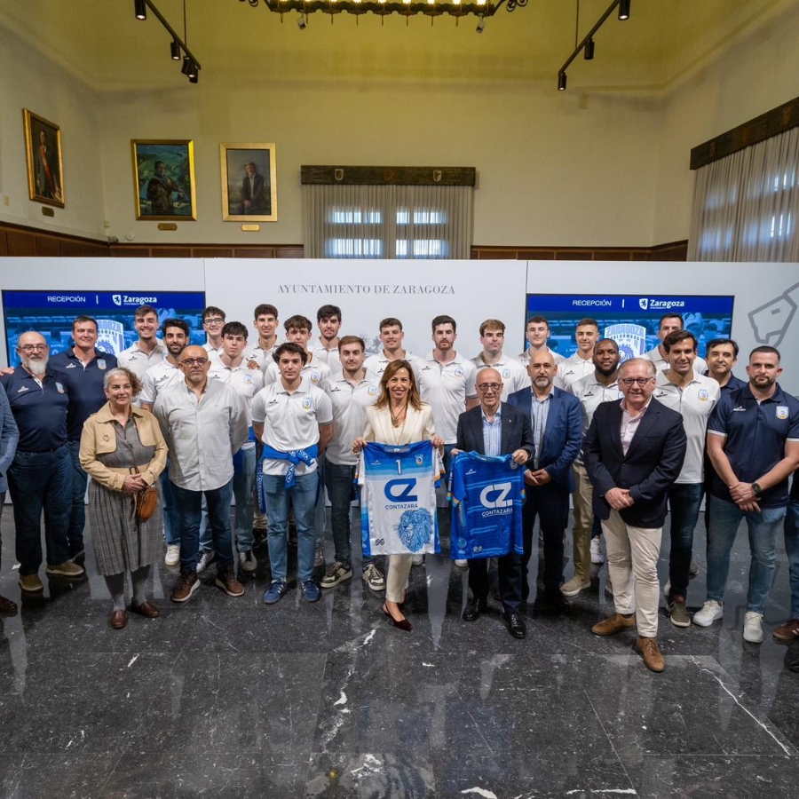 La alcaldesa Natalia Chueca recibe al Balonmano Contazara Zaragoza