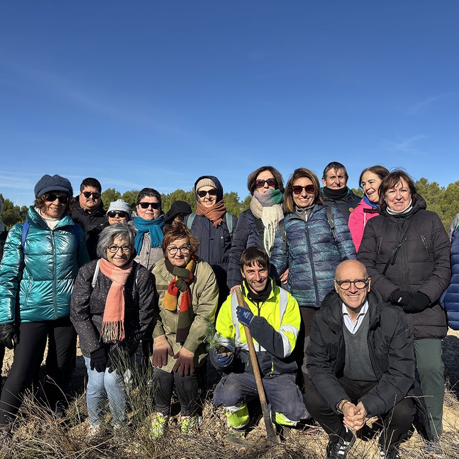 Los usuarios de los cursos municipales de actividad física 'Entra en Acción' realizan una plantación de árboles en el Vedado de Peñaflor