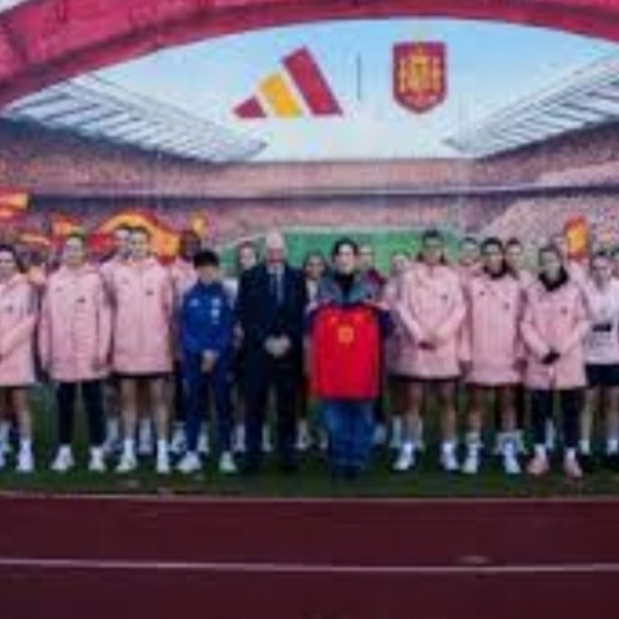 La selección femenina anima a toda la gente 