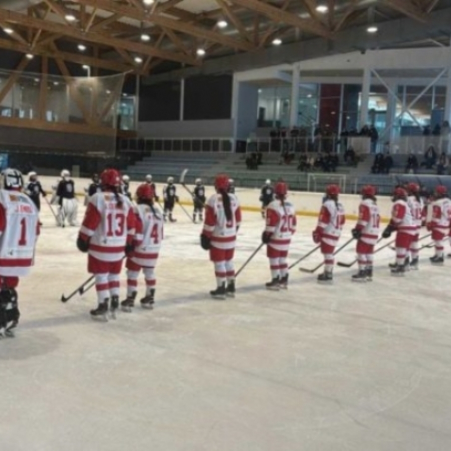 El Club Hielo Jaca femenino logra una victoria abrumadora en Vitoria y asciende en la Liga Nacional