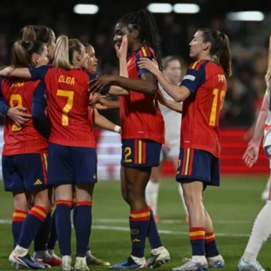 Claudia Pina y Edna Imade tumban el muro de Islandia en el camino de España al Mundial de Brasil 2027