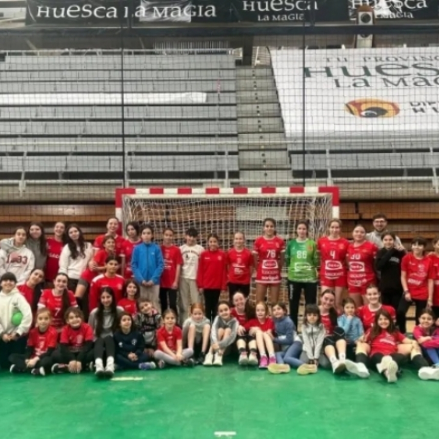 Más de 50 niñas participan en la jornada de balonmano femenino de Huesca
