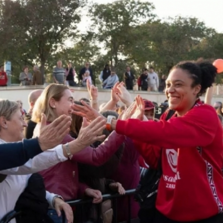 Las jugadoras y jugadores del Casademont Zaragoza firmarán autógrafos este martes en la inauguración de la tienda del club
