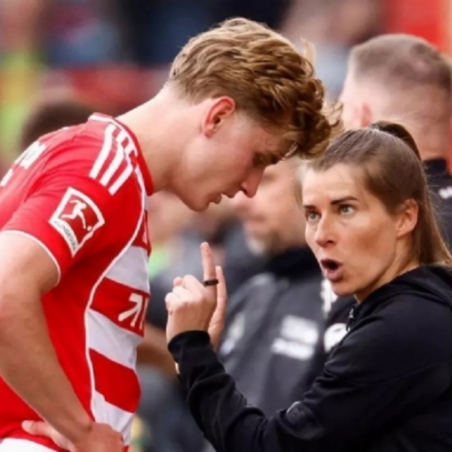 ¿Por qué no hay mujeres entrenando en el fútbol masculino español? 