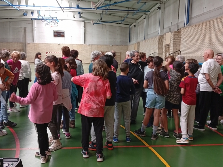 Jornada Intergeneracional entre usuarios/as del programa «Actividad Física para adultos y mayores de 67 años» y niños de educación primaria Jornada Intergeneracional entre usuarios/as del programa «Actividad Física para adultos y mayores de 67 años» y niños de educación primaria