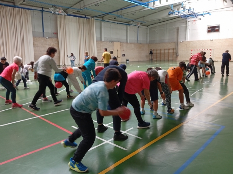 Jornada Intergeneracional entre usuarios/as del programa «Actividad Física para adultos y mayores de 67 años» y niños de educación primaria Jornada Intergeneracional entre usuarios/as del programa «Actividad Física para adultos y mayores de 67 años» y niños de educación primaria