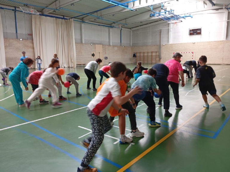 Jornada Intergeneracional entre usuarios/as del programa «Actividad Física para adultos y mayores de 67 años» y niños de educación primaria Jornada Intergeneracional entre usuarios/as del programa «Actividad Física para adultos y mayores de 67 años» y niños de educación primaria