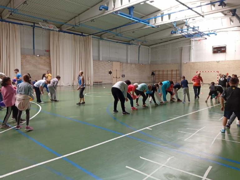 Jornada Intergeneracional entre usuarios/as del programa «Actividad Física para adultos y mayores de 67 años» y niños de educación primaria Jornada Intergeneracional entre usuarios/as del programa «Actividad Física para adultos y mayores de 67 años» y niños de educación primaria