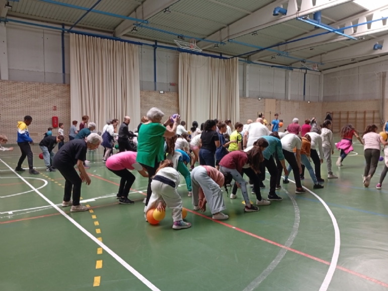 Jornada Intergeneracional entre usuarios/as del programa «Actividad Física para adultos y mayores de 67 años» y niños de educación primaria Jornada Intergeneracional entre usuarios/as del programa «Actividad Física para adultos y mayores de 67 años» y niños de educación primaria