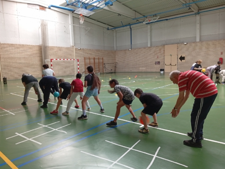 Jornada Intergeneracional entre usuarios/as del programa «Actividad Física para adultos y mayores de 67 años» y niños de educación primaria Jornada Intergeneracional entre usuarios/as del programa «Actividad Física para adultos y mayores de 67 años» y niños de educación primaria