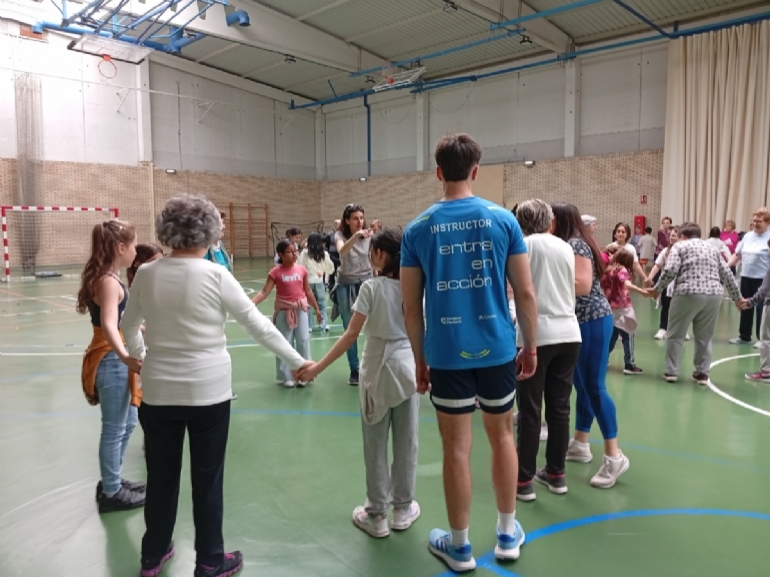 Jornada Intergeneracional entre usuarios/as del programa «Actividad Física para adultos y mayores de 67 años» y niños de educación primaria Jornada Intergeneracional entre usuarios/as del programa «Actividad Física para adultos y mayores de 67 años» y niños de educación primaria