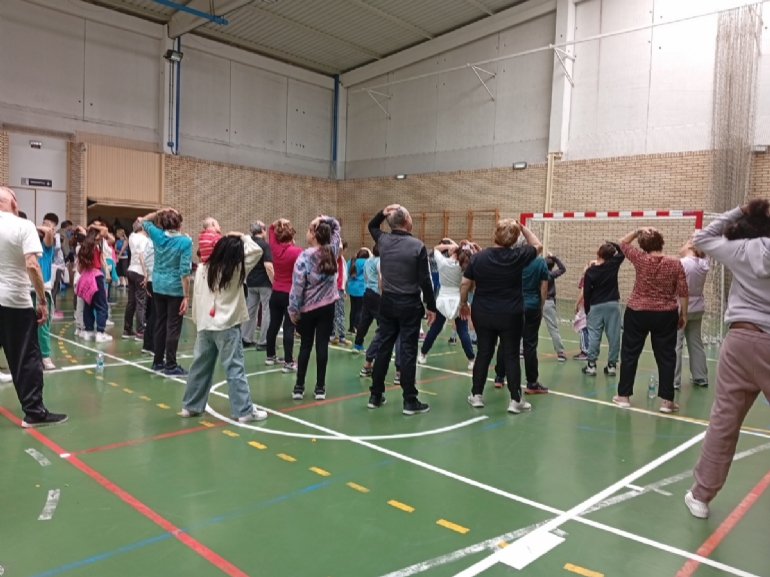 Jornada Intergeneracional entre usuarios/as del programa «Actividad Física para adultos y mayores de 67 años» y niños de educación primaria Jornada Intergeneracional entre usuarios/as del programa «Actividad Física para adultos y mayores de 67 años» y niños de educación primaria