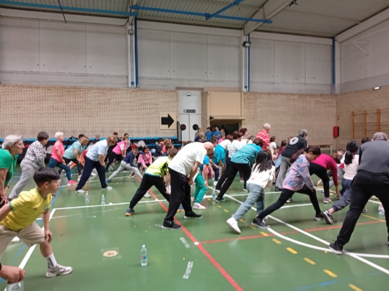 Jornada Intergeneracional entre usuarios/as del programa «Actividad Física para adultos y mayores de 67 años» y niños de educación primaria Jornada Intergeneracional entre usuarios/as del programa «Actividad Física para adultos y mayores de 67 años» y niños de educación primaria